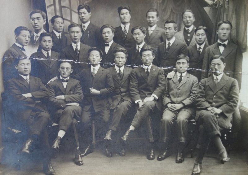 파리 유학시절 김법린(앞줄 오른쪽에서 두 번째)
