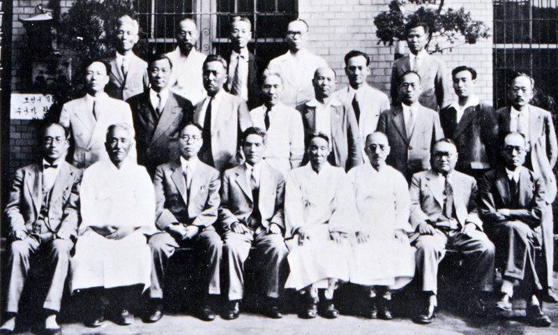 조선어학회사건 수난자동지회와 함께한 김법린(가운데 줄 오른쪽 세 번째)