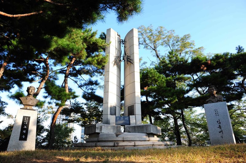 동우탑과 노희두 열사 흉상(사진 왼쪽)