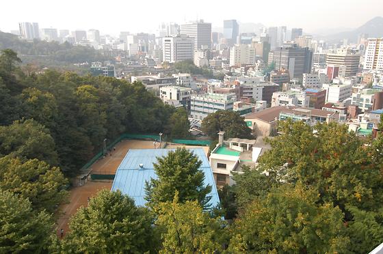 필동테니스장 전경(현 신공학관 및 남산학사)